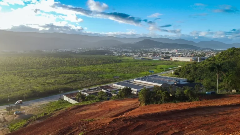 Imagem Terreno 2.094,88m² no Cond. Pôr do Sol, Centro de Garopaba-SC: Invista Já!