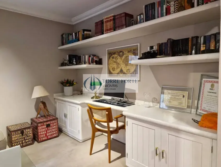 Imagem Excelente casa de alto padrão no Bairro Cidade Jardim, com 532 m², única