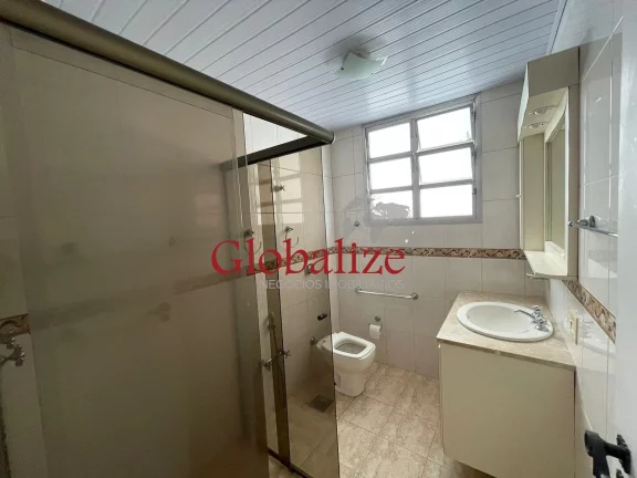 Imagem APARTAMENTO À VENDA CONDOMÍNIO FRENTE AO MAR NO GONZAGA COM 2 DORMITÓRIOS, SALA, WC, COZINHA, ÀREA DE SERVIÇO, D. EMPREGADA COMPLETA POR R$900.000,00