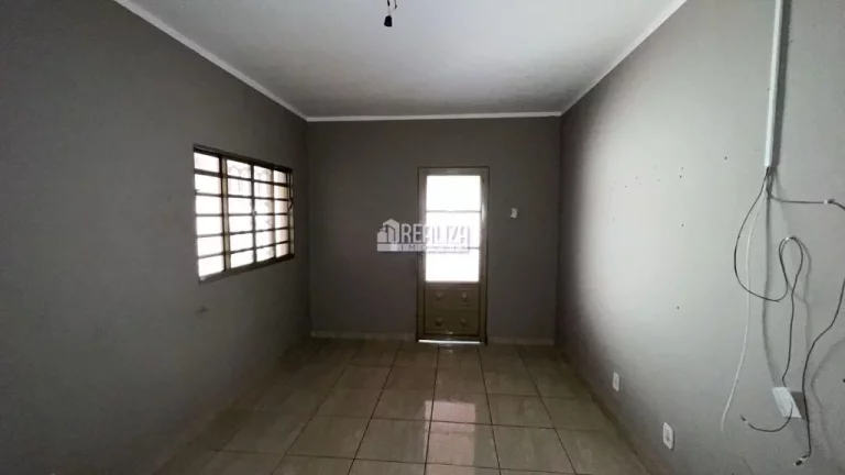 Imagem Casa Padrão para Alugar no Jardim Maracanã, Uberaba - 3 Dormitórios com Suíte e Churrasqueira na Varanda