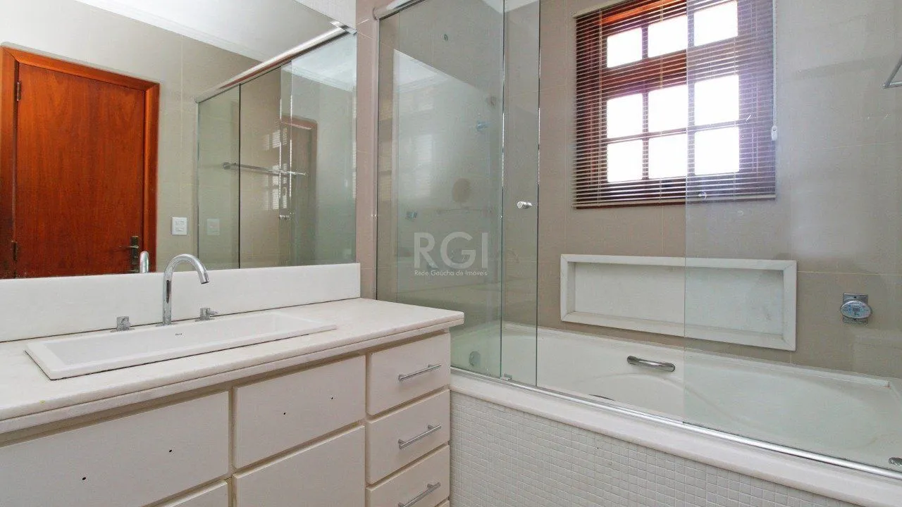 Imagem Excelente casa em condomínio com três (3) dormitórios, uma (1) suíte, duas (2) vagas de garagem próximo ao Barra Shopping , no bairro Cristal em Porto Alegre.