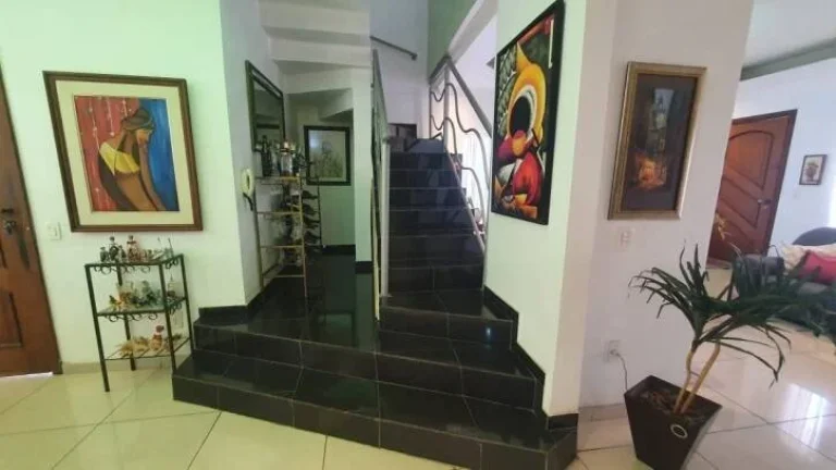 Imagem Casa moderna e versátil com 04 quartos, espaço gourmet e edícula.
