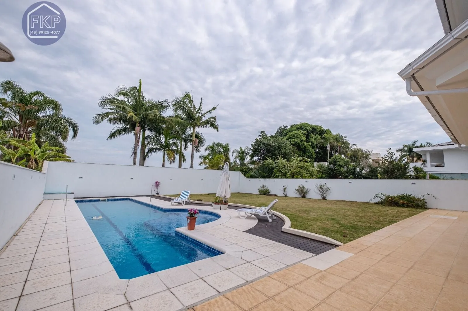 Imagem Casa com 5 dormitórios e 4 vagas!
