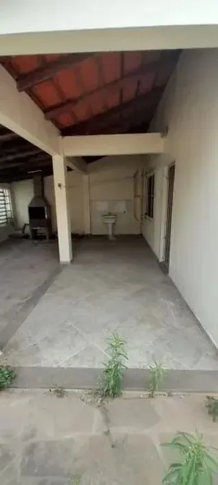 Imagem Casa térrea com 2 dormitórios, amplo pátio e 3 vagas.