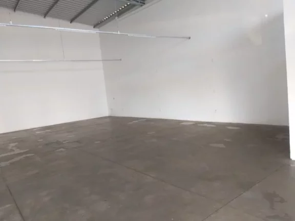 Imagem Salão Comercial à Venda em Sertãozinho-SP, Próximo ao Supermercado Amarelinho 2 Salas, 4 Banheiros, 8 Vagas de Garagem 320m²