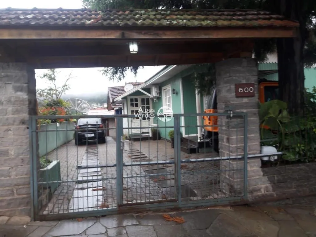Imagem Vende-se casa com 3 casas no mesmo terreno a 5 minutos da Rua Coberta