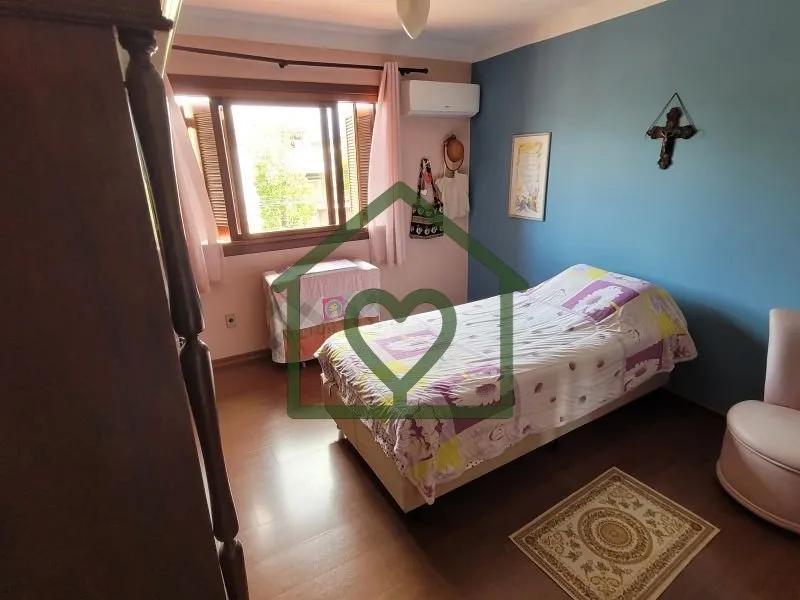 Imagem Casa estilo " tradicional", sólida, construída p/ morar e ter muita história, como disse o propri...