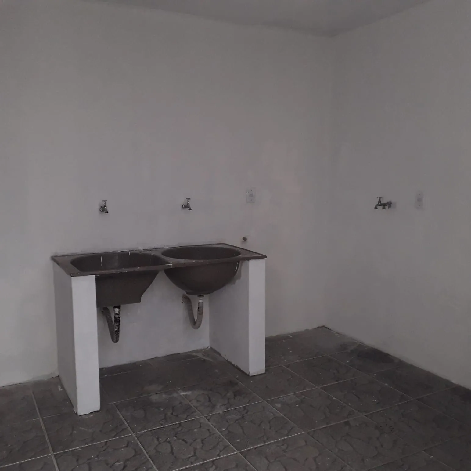 Imagem "Residência Confortável e Prática: Garagem Coberta, Três Dormitórios Aconchegantes, Sala Ampla, Cozinha Espaçosa e Mais! Descubra o Seu Novo Lar."