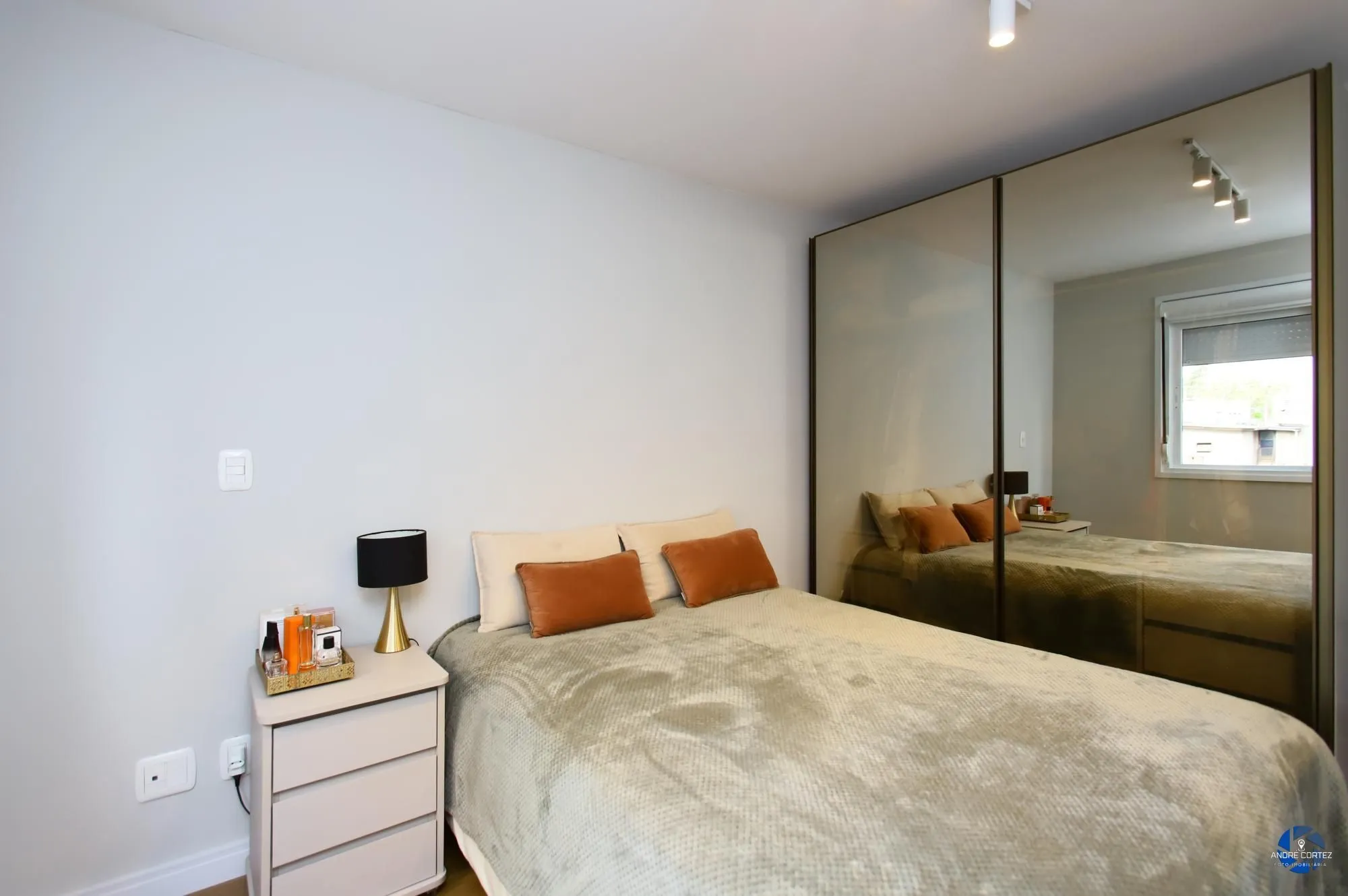 Imagem Apartamento 1 dormitório, 54 metros privativos semi mobiliado, elevadores