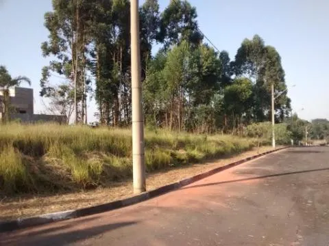 Imagem VENDA DE TERRENO NO CONDOMÍNIO TERRAS DE ARUJÁ, EM ARUJÁ/SP, OPORTUNIDADE com área total de 300m² e próximo à entrada do condomínio. CONSULTE-NOS.