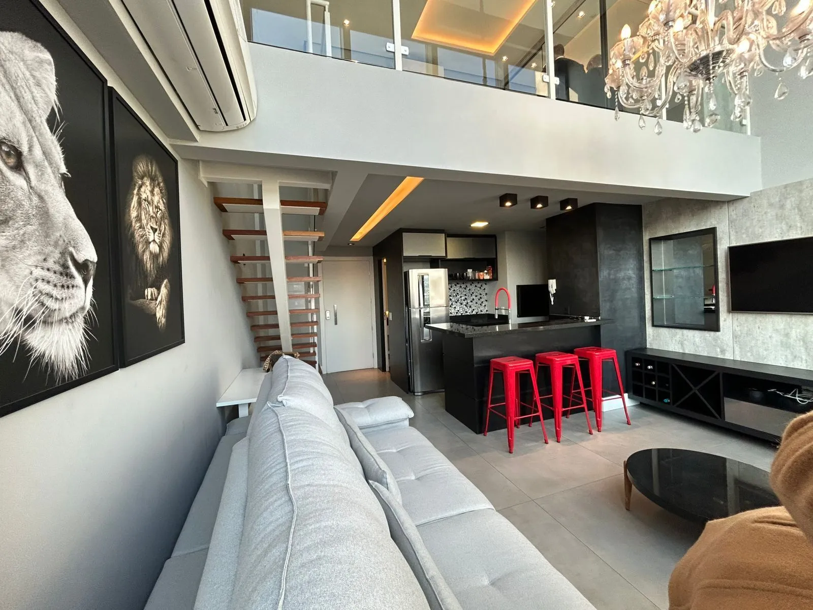 Imagem Apartamento duplex a venda, mobiliado e decorado, planta de 57 m2 com 1 dormitório, 2 vagas e 1 depósito.