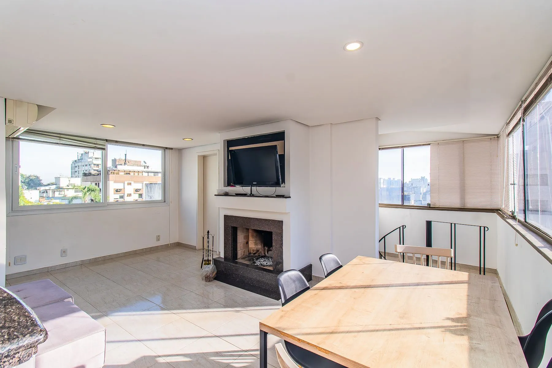 Imagem Amplo apartamento duplex com 2 dormitórios e 1 vaga de garagem.