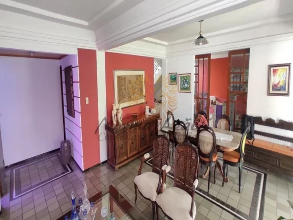 Imagem Casa à Venda no Bairro 13 de Julho, Aracaju-SE - 280 m², 4 quartos, 3 suítes, 3 salas, 5 banheiros e 3 vagas!