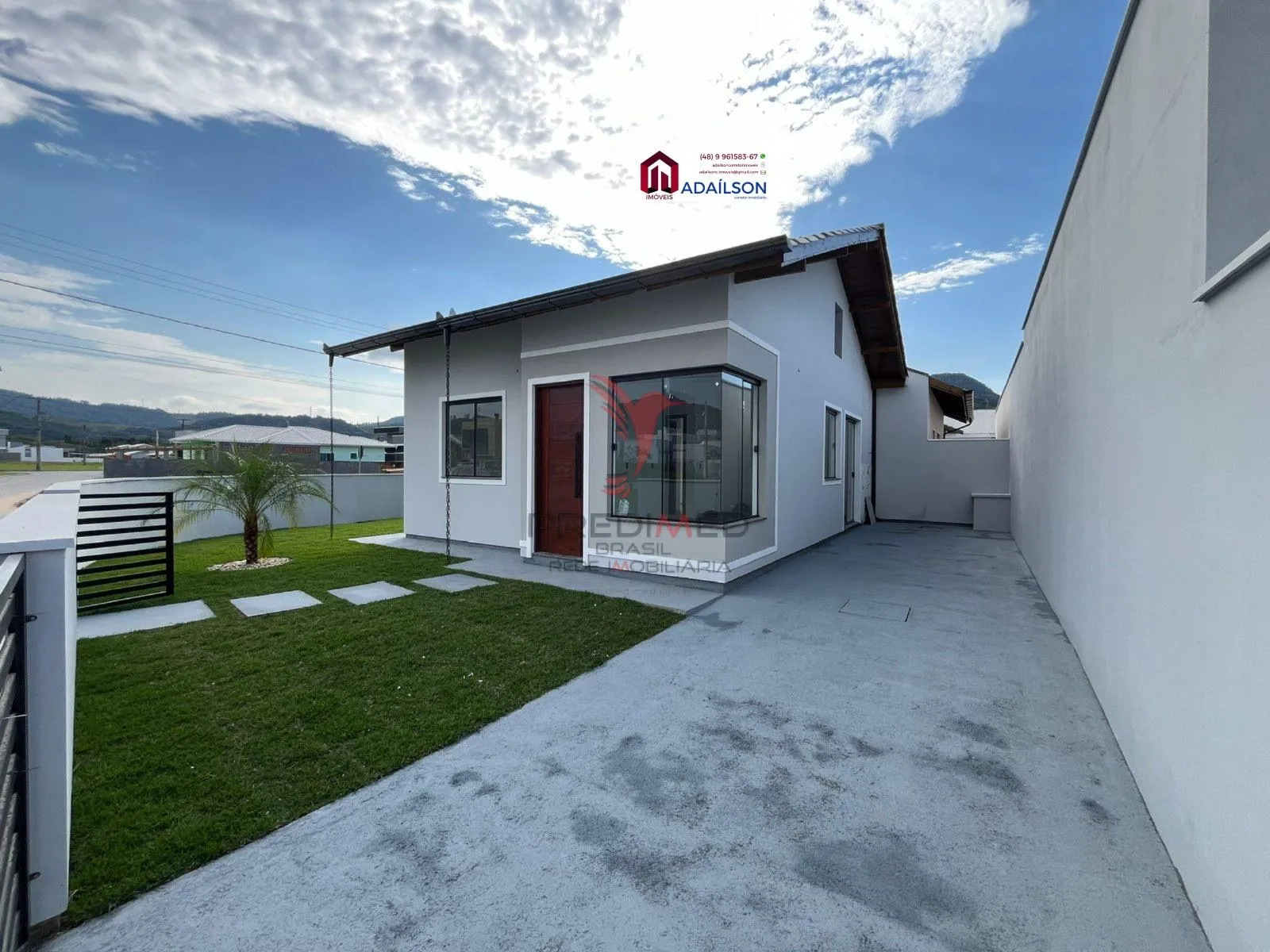 Imagem CASA COM UM SUÍTE TERRENO DE ESQUINA - AMPLO ESPAÇO MUITO BEM LOCALIZADA