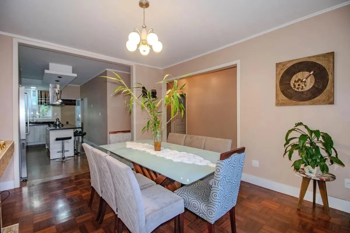 Imagem Casa Reformada com 5 Dormitórios e Amplo Pátio