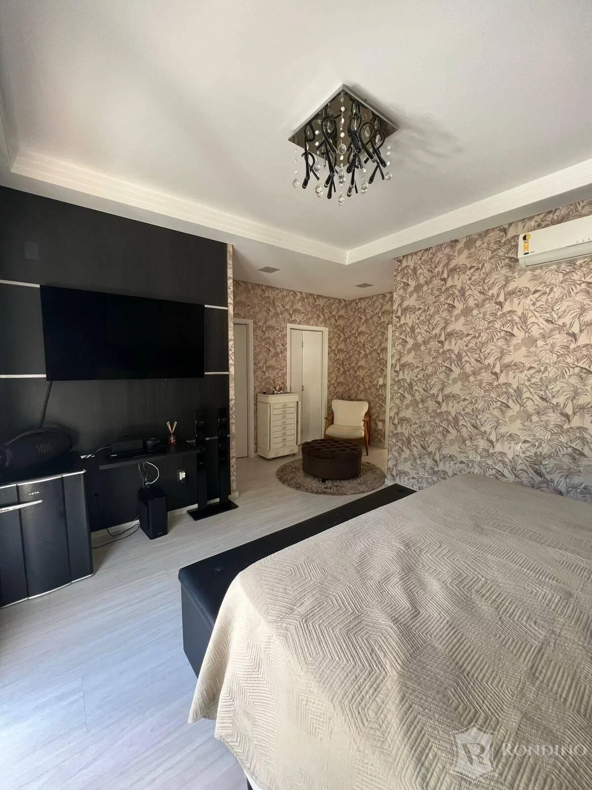Imagem Casa com 4 suítes, brinquedoteca e área gourmet com piscina aquecida