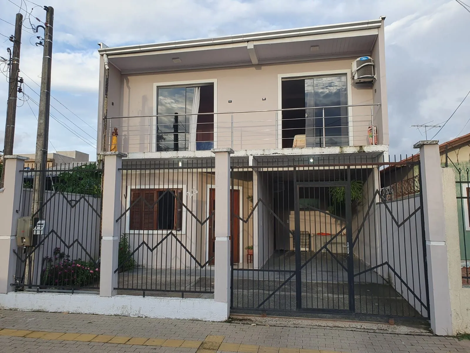 Imagem Casa, 3 Dormitórios, 2 Banheiros, 180m², Bairro Estância Velha, Canoas