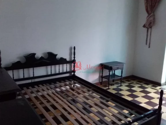 Imagem Na Cidade Baixa, térreo, 3 dormitórios, pátios e 3 vagas.