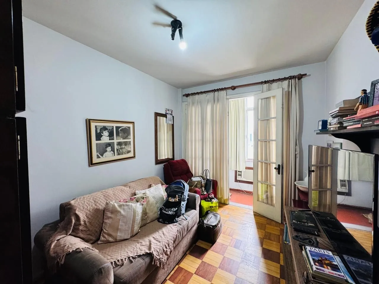 Imagem Apartamento Semimobiliado com 3 Dormitórios, 1 Suíte e Elevador