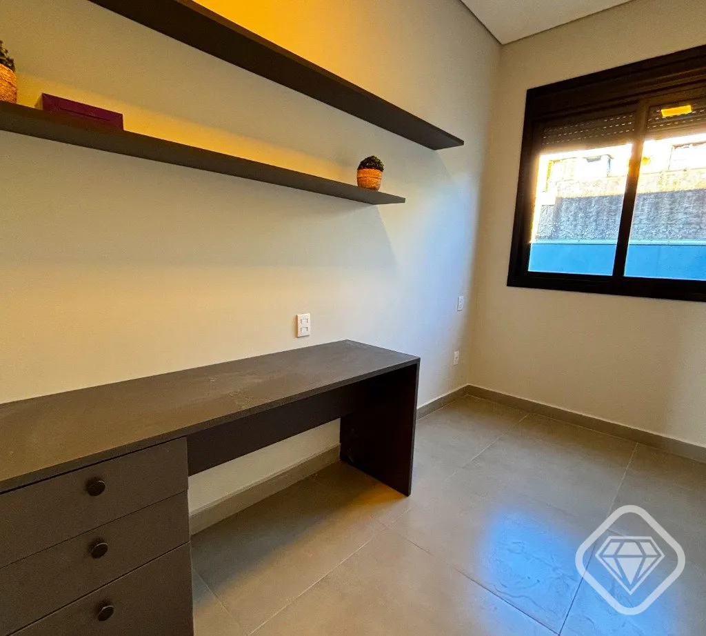 Imagem Casa nova, mobiliada e pronta para morar, em frente a uma linda praça na Zona Sul.

Ao entrar, o li...