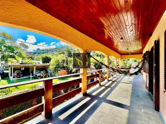 Imagem Casa para Venda em Teresópolis, Albuquerque, 3 dormitórios, 1 suíte, 2 banheiros, 3 vagas