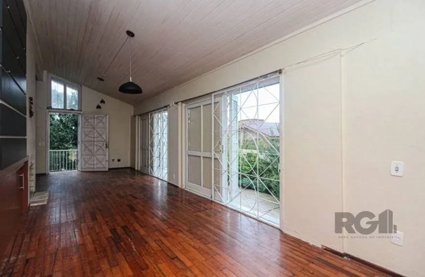 Imagem Excelente casa de 147m² com 3 dormitórios, 4 vagas e 1 piscina.
