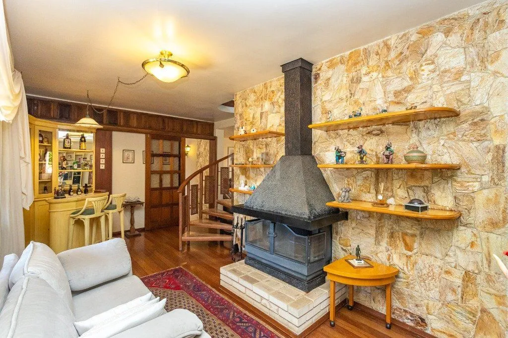 Imagem Casa sobrado no Partenon de 3 dormitórios e amplo pátio