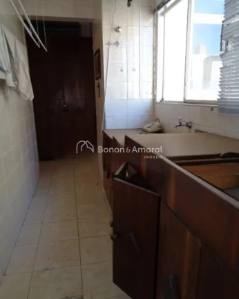 Imagem Amplo e iluminado apartamento com 3 + 1 dormitórios com armários embutidos, sendo 1 suíte. A sala...