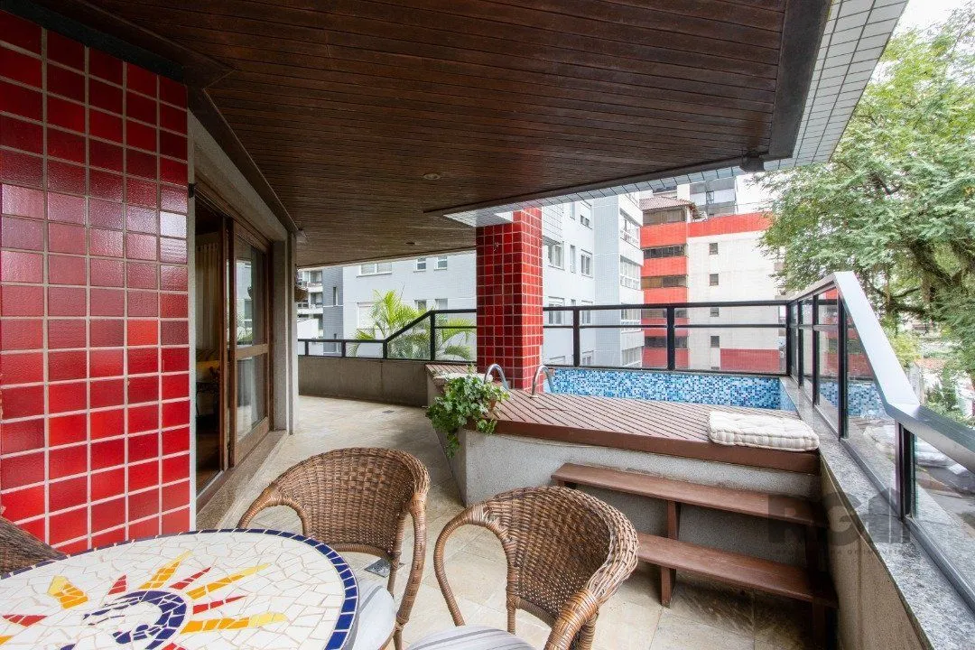 Imagem Apartamento com piscina na sacada e 3 vagas individuais.