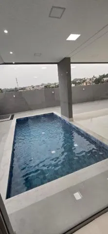 Imagem VENDA DE SOBRADO NOVO NO CONDOMÍNIO REAL PARK, EM ARUJÁ/SP, 300m² com 04 suítes, suíte máster com hidro, garagem com 04 vagas e piscina. CONSULTE-NOS.