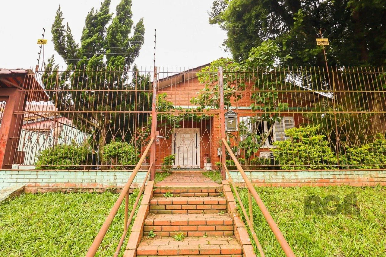 Imagem Casa com 2 quartos, vaga de garagem, churrasqueira, com 200m² privativos no centro de Esteio/RS