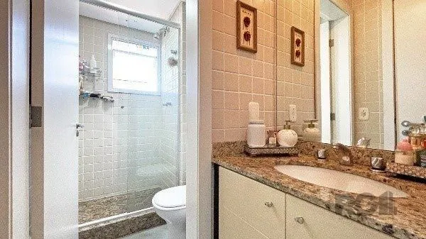 Imagem Apartamento de 2 dormitórios, 1 suíte e 1 vaga de garagem coberta e escriturada no bairro Floresta