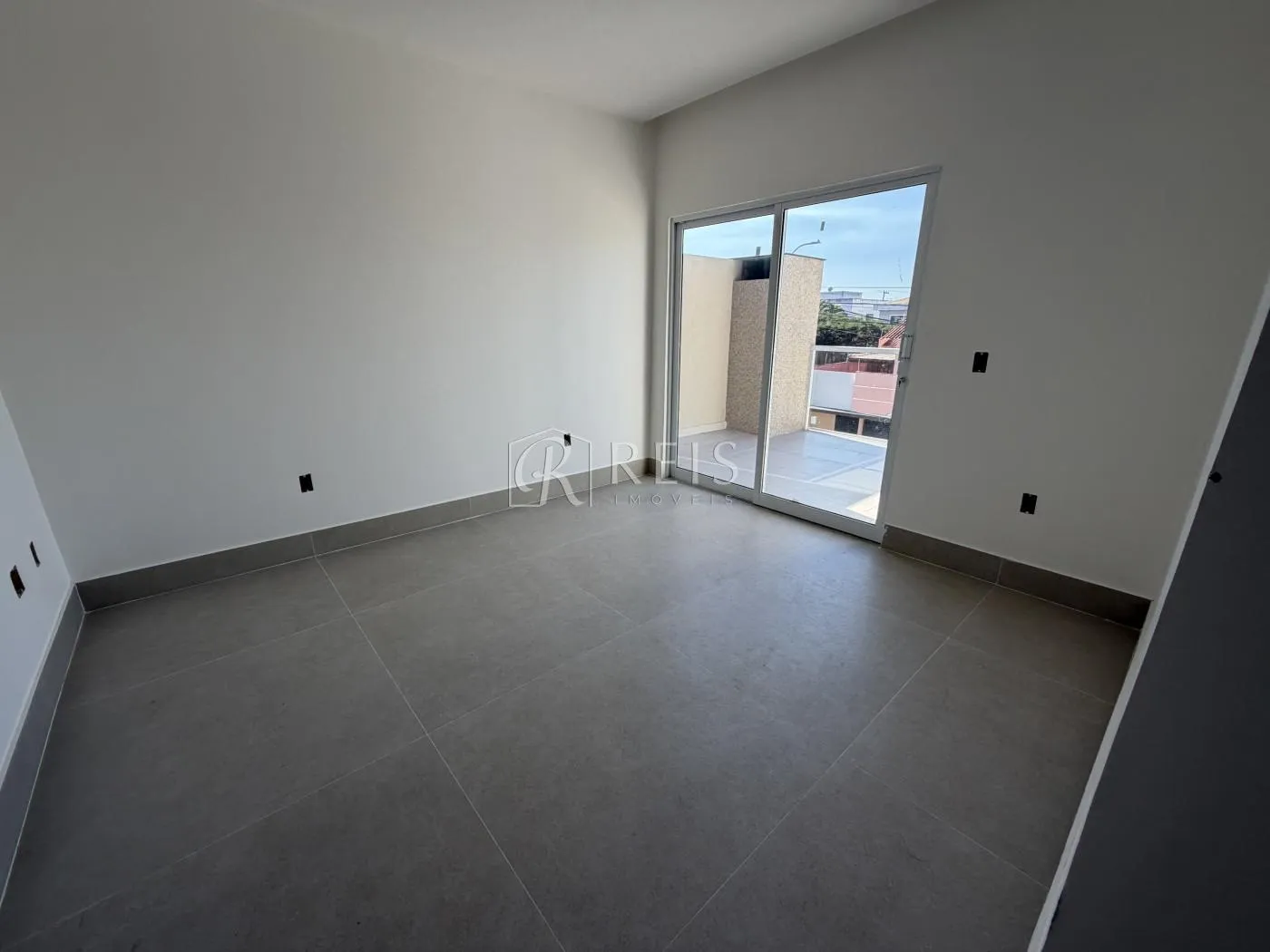 Imagem Casa para Venda em Rio das Ostras, Recreio, 4 dormitórios, 4 suítes, 6 banheiros, 2 vagas