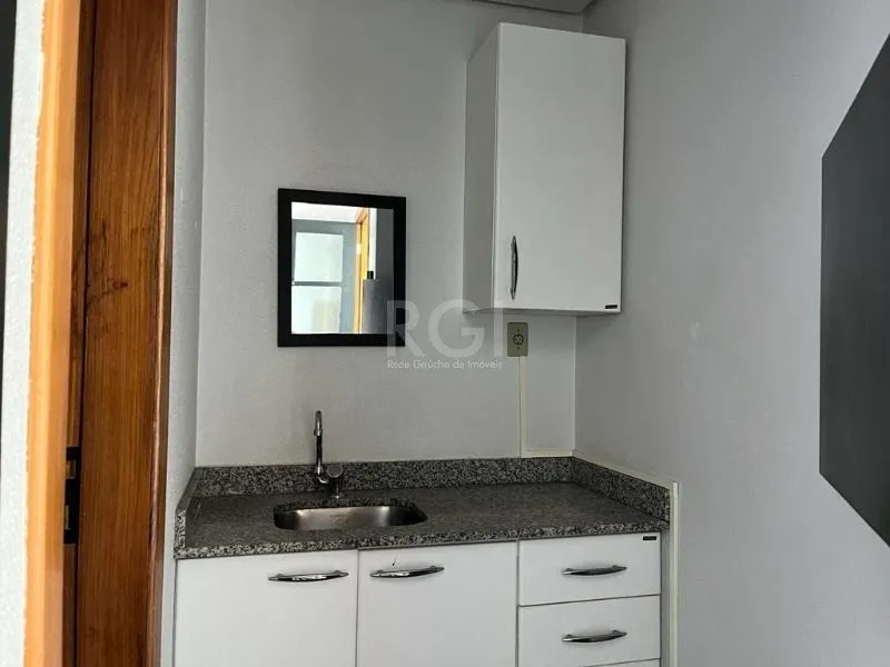 Imagem MÁFFER IMÓVEIS ALUGA - SALA COMERCIAL com 98 m² de área privativa, localizada em uma das avenidas mais estratégicas do bairro Floresta, com fácil acesso às principais vias, BRs e ao Aeroporto Salgado Filho.