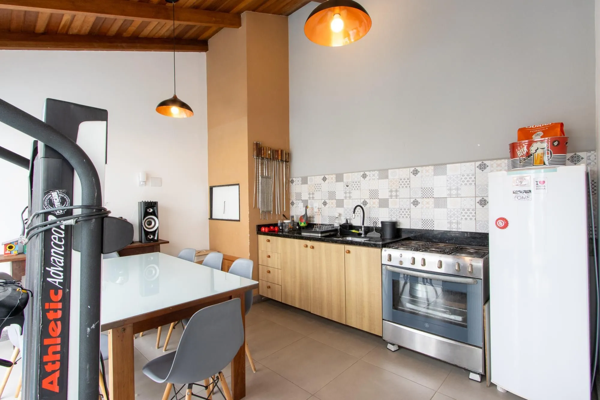 Imagem Excelente casa de alvenaria, 4 dormitórios, 2 suítes e 2 vagas de garagem.