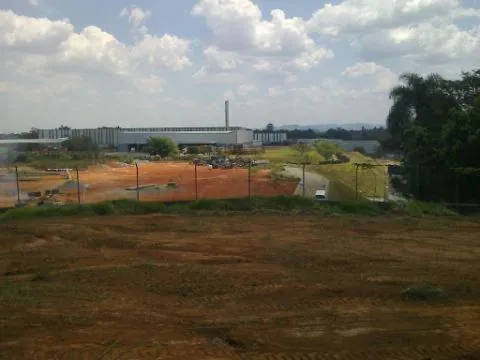 Imagem VENDA DE ÁREA INDUSTRIAL EM ARUJÁ/SP, OPORTUNIDADE com ótima localização, 03 entradas, ZUP 1, acesso para luz e telefonia. CONSULTE-NOS.