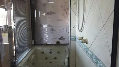 Imagem VENDA DE SOBRADO NO CONDOMÍNIO ECO PARK LAGOS, EM MOGI DAS CRUZES/SP, 397m² com 3 suítes, quintal com piscina, sauna e área gourmet. CONSULTE-NOS.