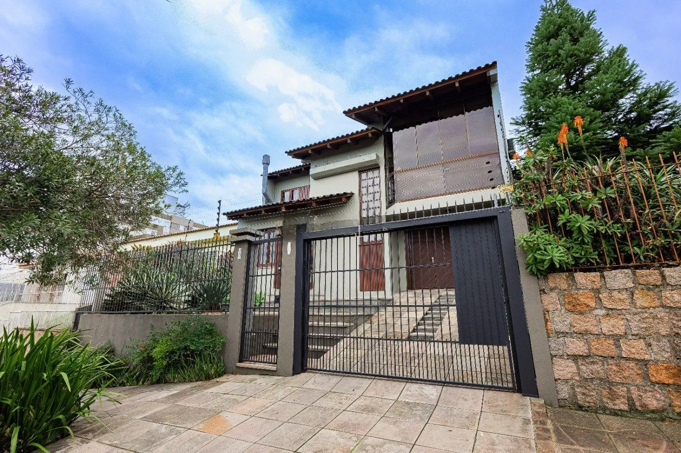 Imagem Casa de 4 dormitórios e 208m² à venda no Bairro Jardim Botânico, Porto Alegre.