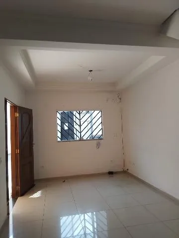 Imagem VENDA DE CASA NO JORDANÓPOLIS, EM ARUJÁ/ SP, 150M², c/ 3 dorm, sendo 2 suítes, 3 salas, cozinha, escritório, lavanderia e 4 vagas p/ auto. CONSULTE-
