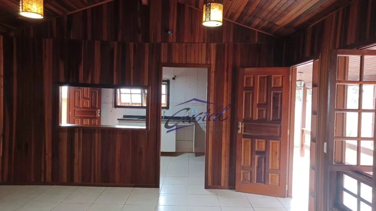 Imagem vendo casa de madeira