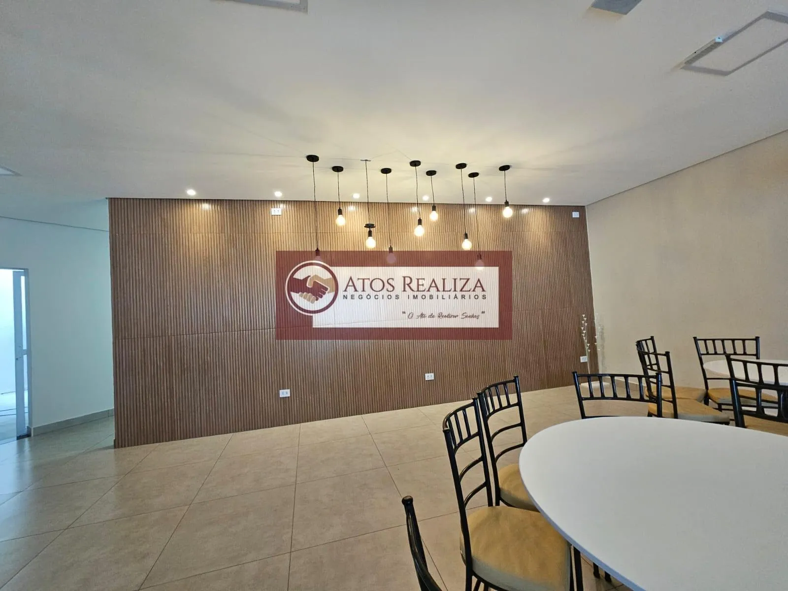 Imagem Casa à venda em condomínio fechado na região de Campo Grande, São Paulo | 2 dorms, 2 vagas paralelas, corredor lateral.