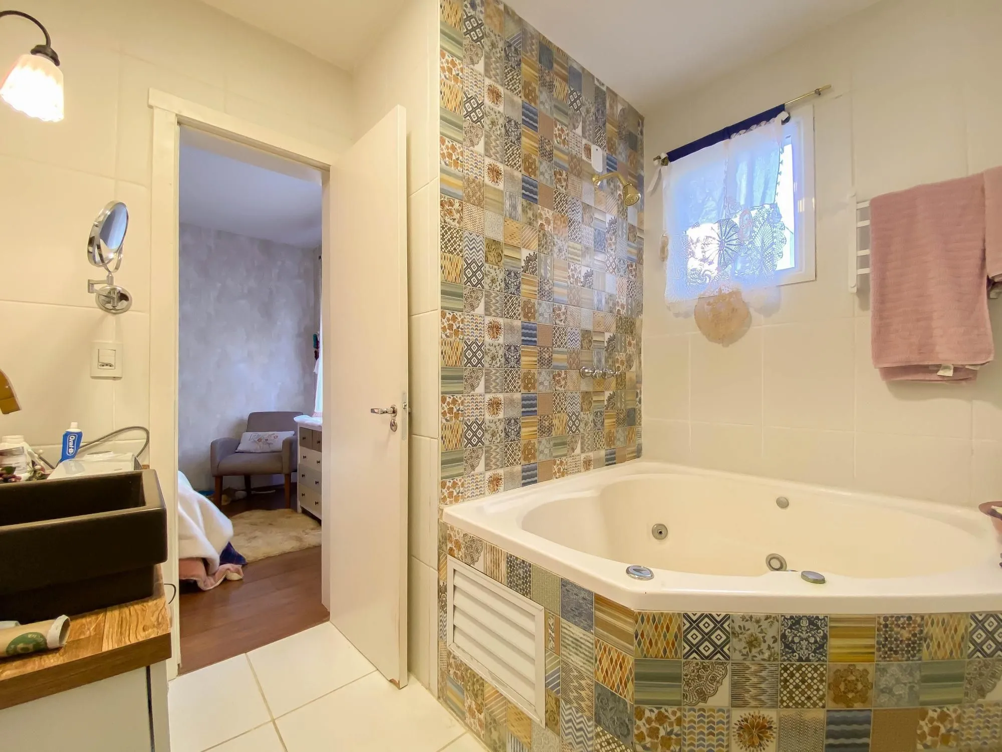 Imagem Casa semi-mobiliada à venda em condomínio fechado com 3 dormitórios e suíte
