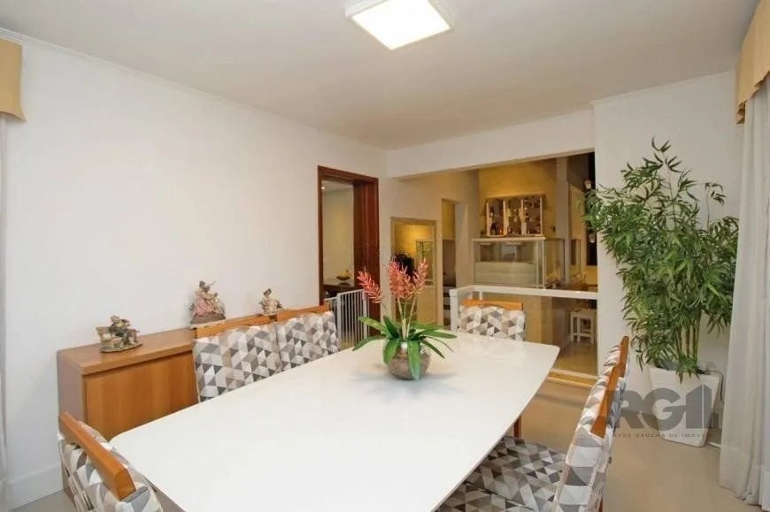 Imagem Casa 245m² - 3 dormitórios, 4 vagas no bairro Cavalhada