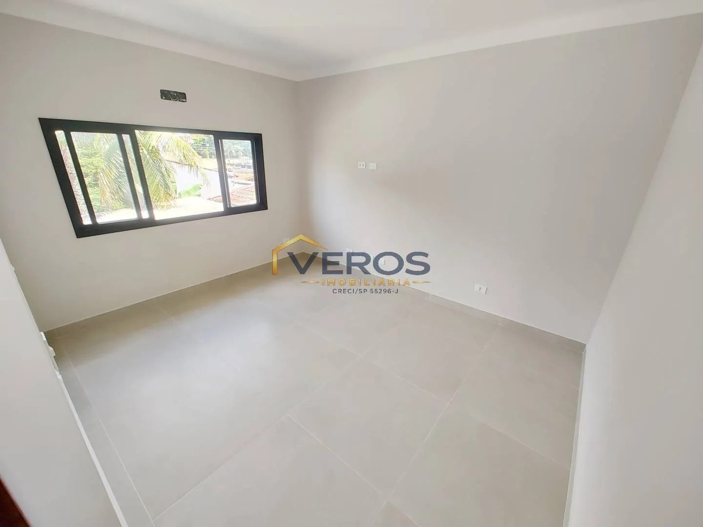 Imagem Casa a venda com piscina a 80m da praia Massaguaçu em Caraguatatuba