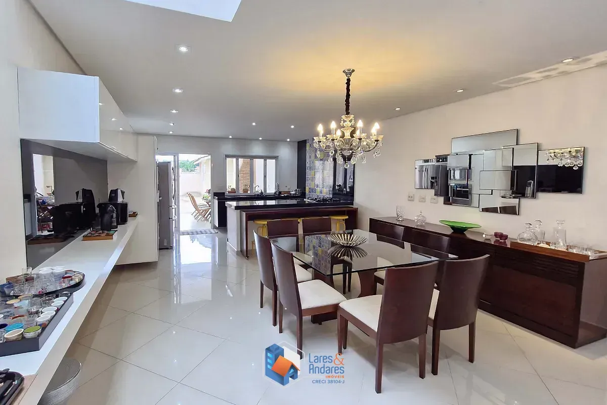 Imagem Sobrado para venda em Santa Teresinha com 3 quartos, sendo 3 suítes, 324m²