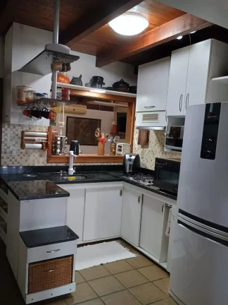 Imagem Espaçosa casa em Garopaba-SC: 3 dormitórios, suíte, jardim e documentação completa.