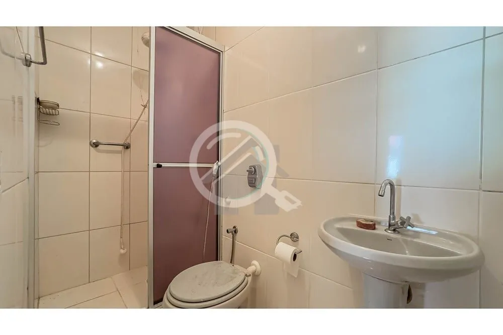 Imagem Ampla casa com 14 peças incluindo um anexo de 3 andares, salas com lareira, 2 suítes, 4 quartos, e...