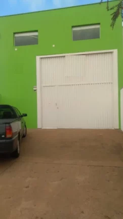 Imagem Barracão com excelente localização com portão de aço, escritório com escada, 2 sanitários, co...