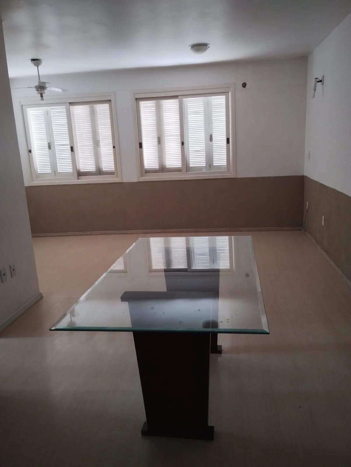 Imagem Excelente Casa com 03 suítes + Apto nos fundos com 01 Dor. Garagem 3 carros