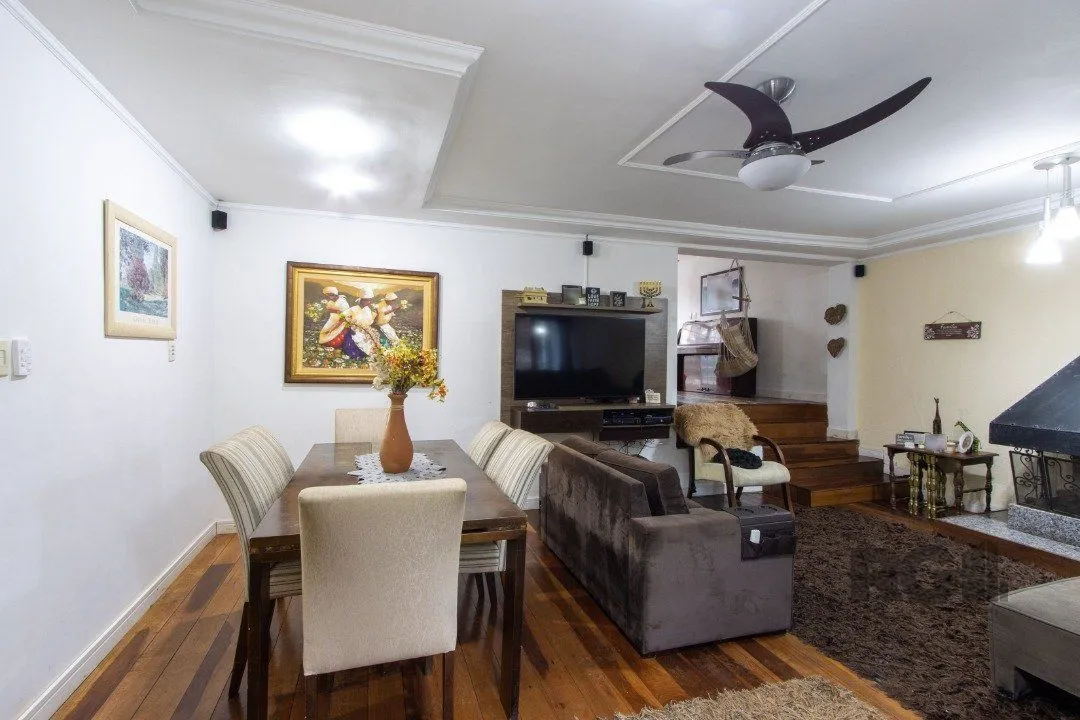 Imagem Casa no bairro Cristal, Possui 4 dormitórios, sendo 1suíte, closet e banheira de hidromassagem, com possibilidade de um podendo 1 dormitórios extra.